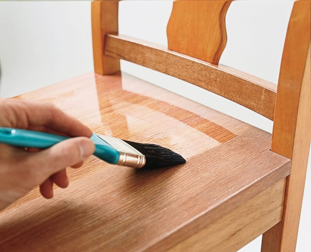 Barnizado y esmaltado de superficies de madera y metal